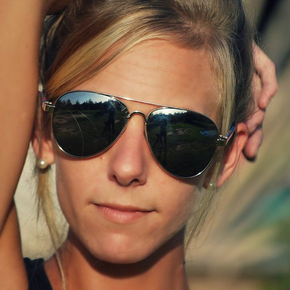 💎✨ Black and Silver Aviator Sunglasses - Picture 2 of 4